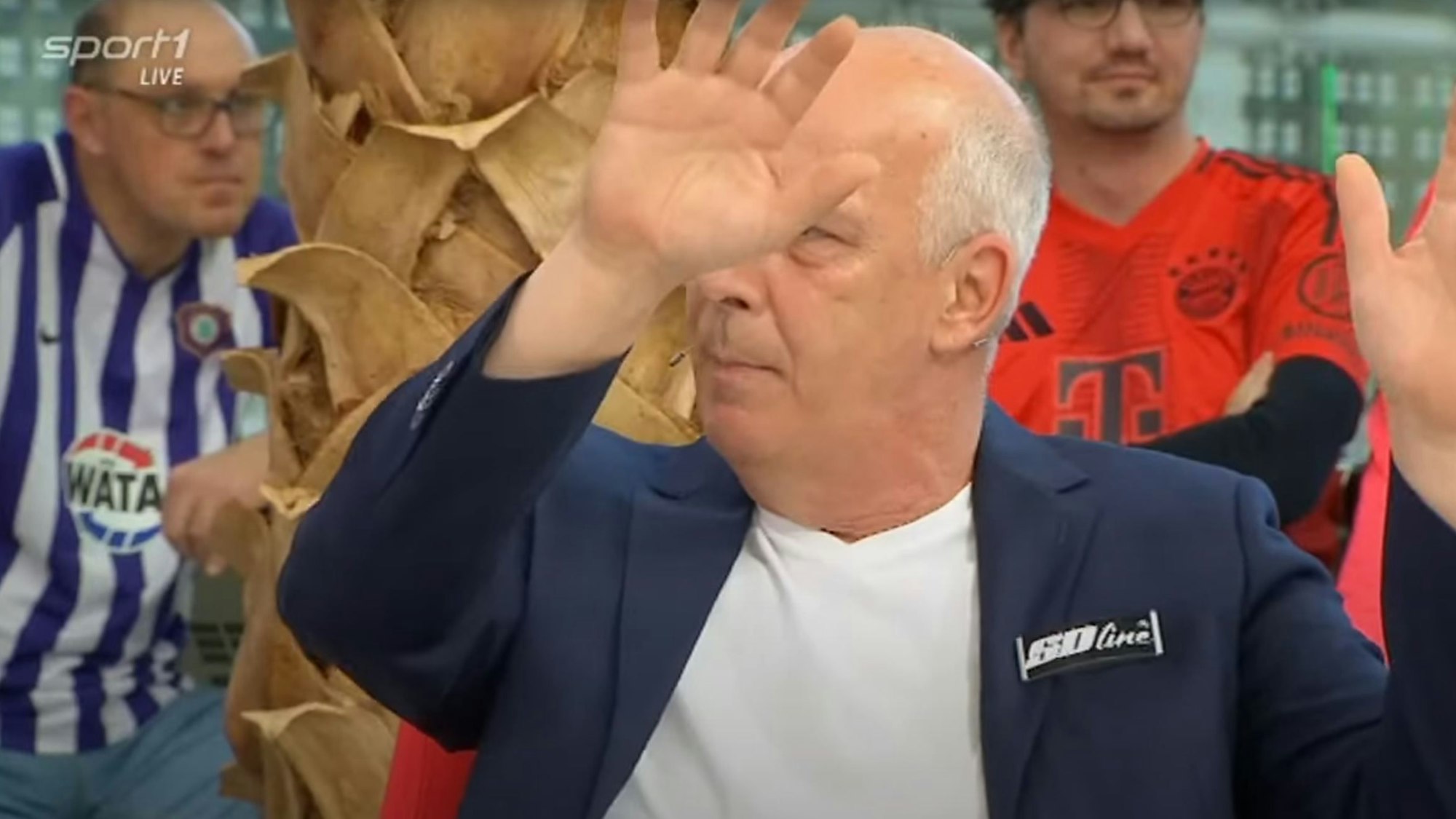 Mario Basler gestikuliert im Doppelpass.