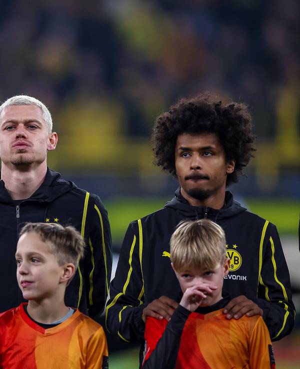 Jamie Gittens (l.), Julian Ryerson (M.) und Karim Adeyemi vor dem Spiel.