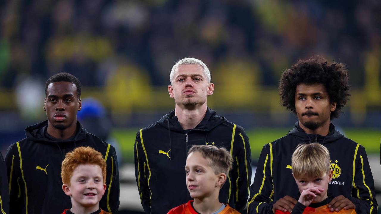 Jamie Gittens (l.), Julian Ryerson (M.) und Karim Adeyemi vor dem Spiel.