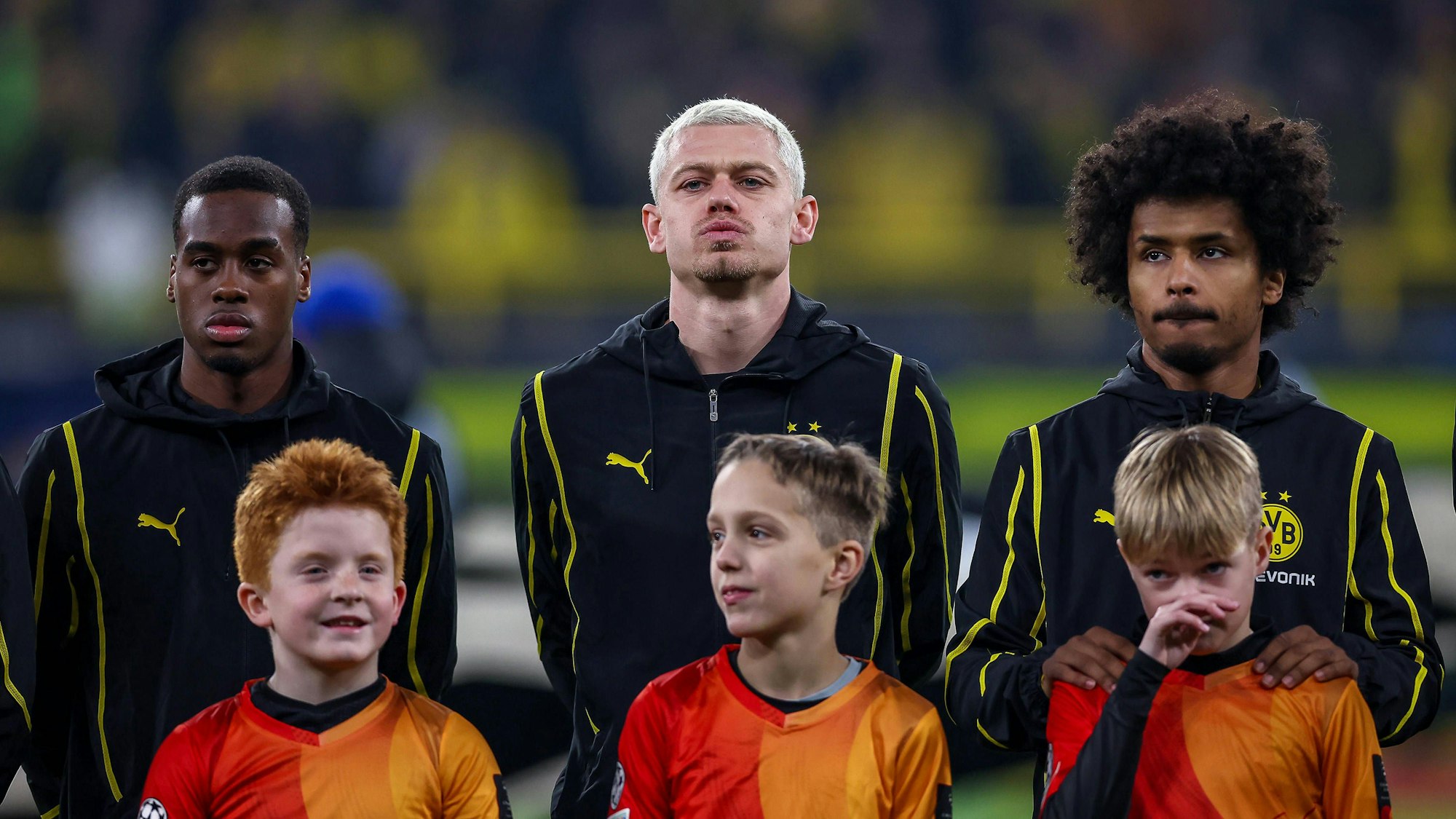 Jamie Gittens (l.), Julian Ryerson (M.) und Karim Adeyemi vor dem Spiel.