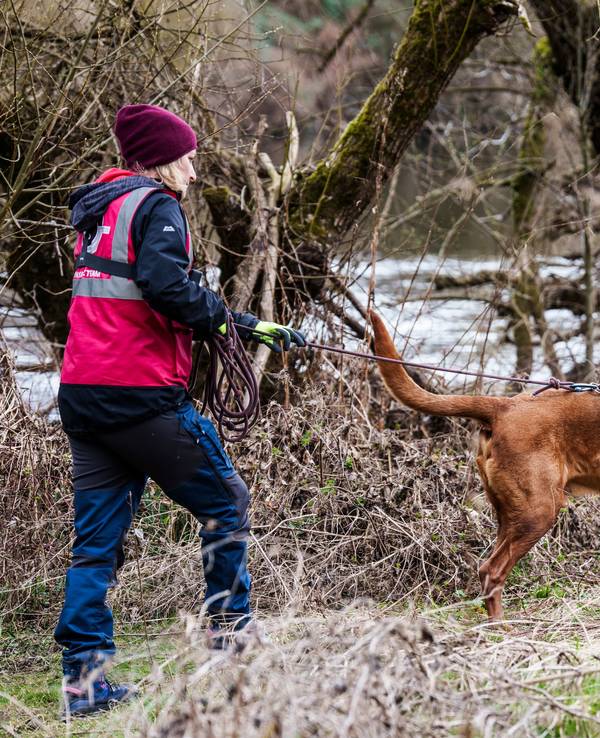 Eine Hundeführerin und ihr Rettungshund suchen am Ufer der Lahn nach dem vermissten sechsjährigen Jungen Pawlos.