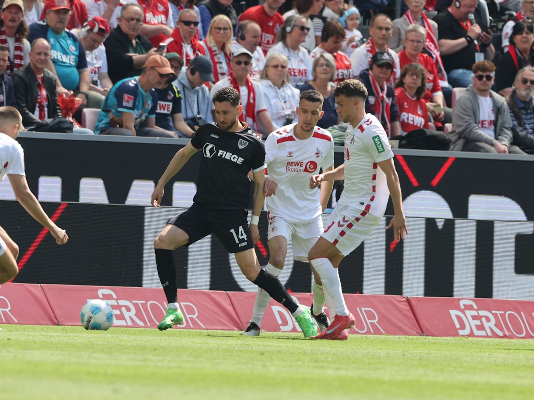 Dejan Ljubicic und Luca Waldschmidt im Spiel des 1. FC Köln gegen Preußen Münster im Zweikampf.