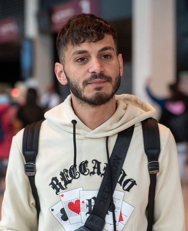Der Influencer Atallah Younes steht am Flughafen Berlin Brandenburg (BER) vor seiner Abreise nach Amman.
