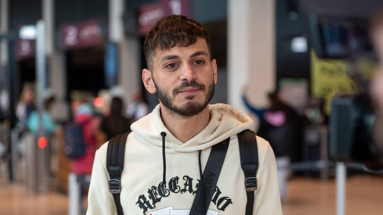Der Influencer Atallah Younes steht am Flughafen Berlin Brandenburg (BER) vor seiner Abreise nach Amman.