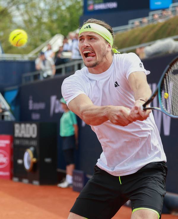 Alexander Zverev schlägt eine beidhändige Rückhand.
