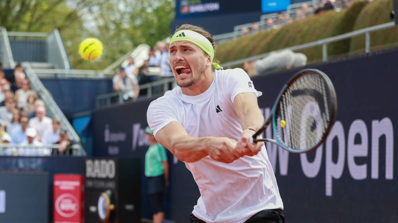 Alexander Zverev schlägt eine beidhändige Rückhand.