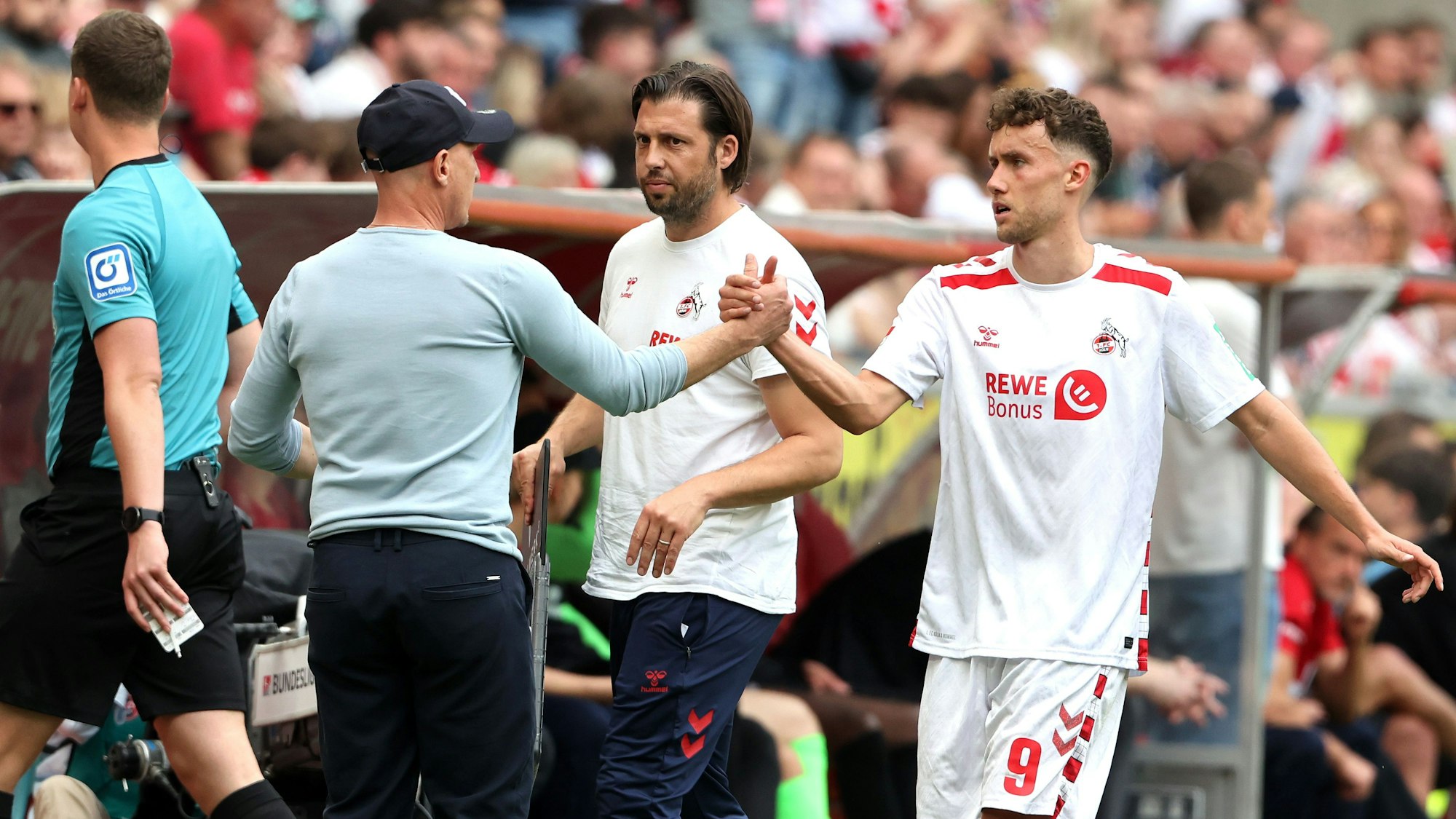 FC-Trainer Gerhard Struber klatscht nach der Auswechslung mit Luca Waldschmidt ab.