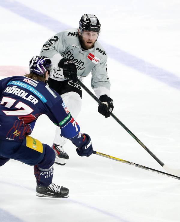Eric Hördler und Alexandre Grenier im Kampf um den Puck.