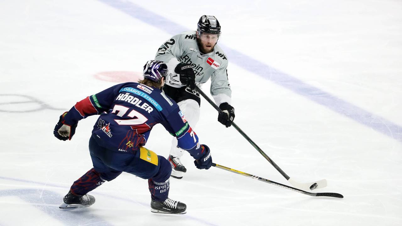 Eric Hördler und Alexandre Grenier im Kampf um den Puck.