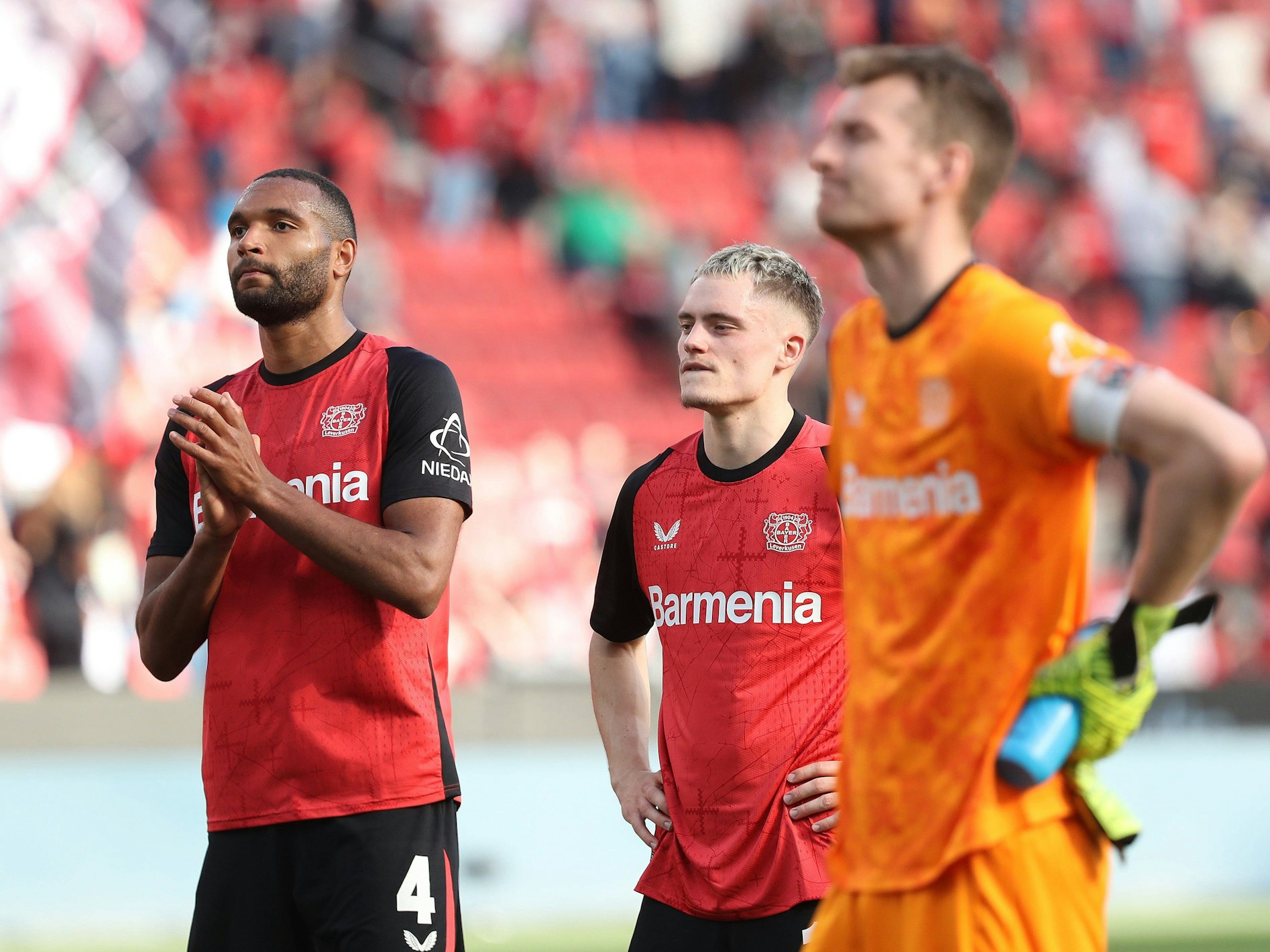 Jonathan Tah, Florian Wirtz und Lukas Hradecky enttäuscht nach einem Spiel.
