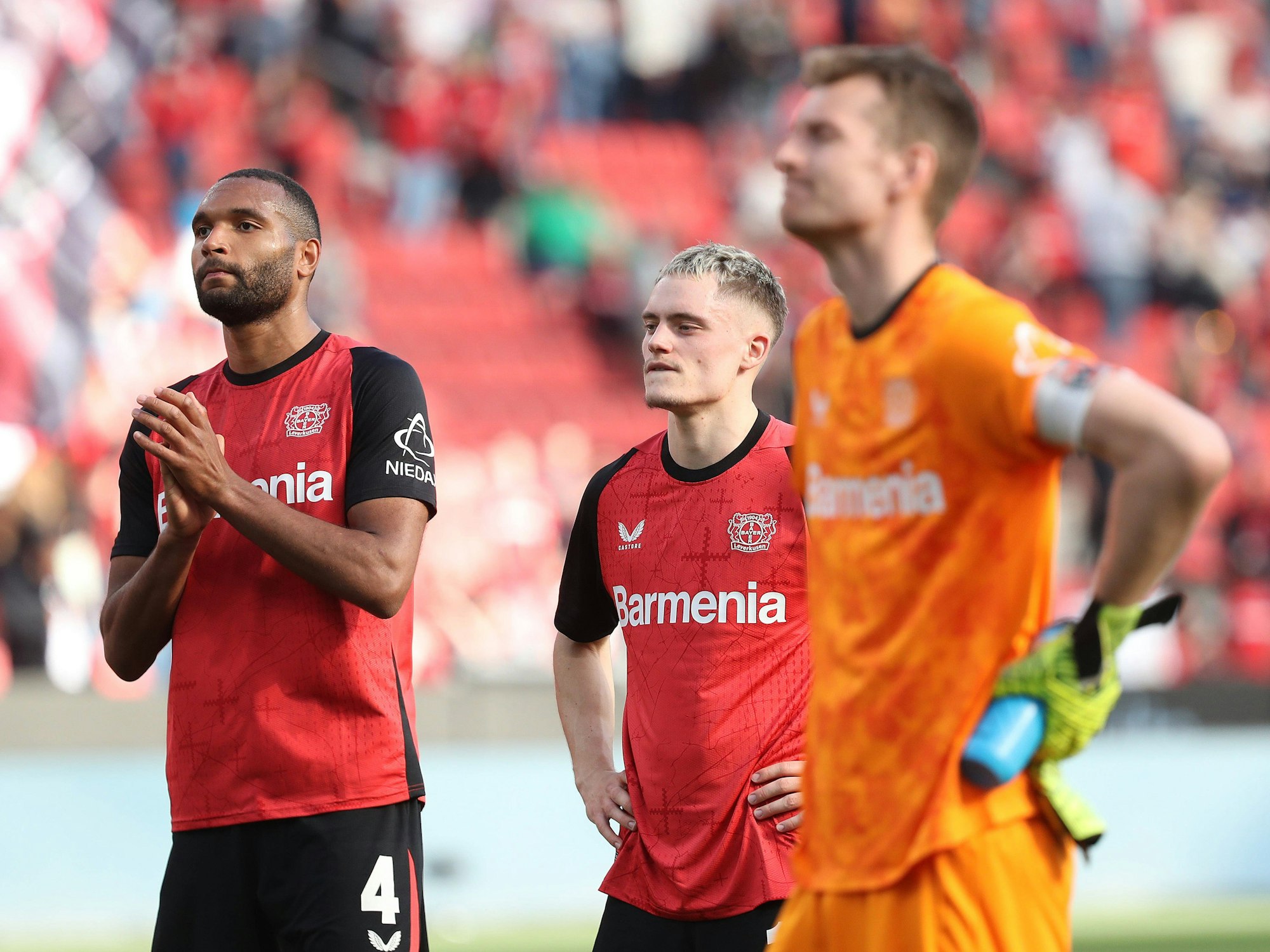 Jonathan Tah (l.) und Florian Wirtz bedanken sich bei den Fans.