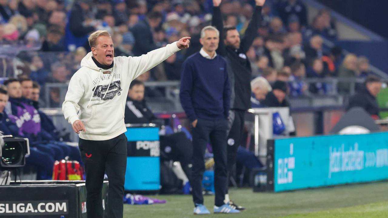 Markus Anfang gestikuliert an der Seitenlinie, im Hintergrund steht Kees van Wonderen.