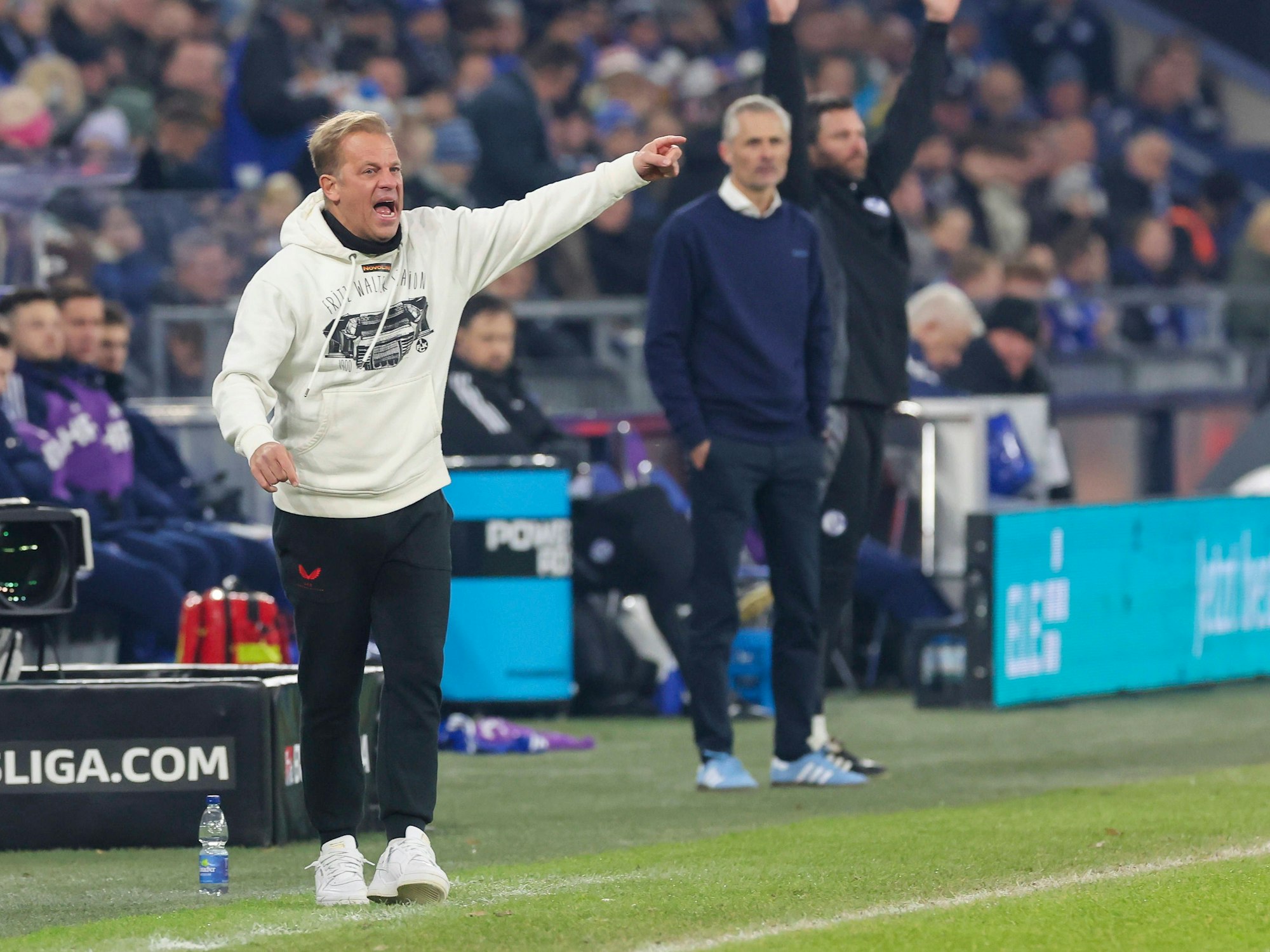 Markus Anfang gestikuliert an der Seitenlinie, im Hintergrund steht Kees van Wonderen.