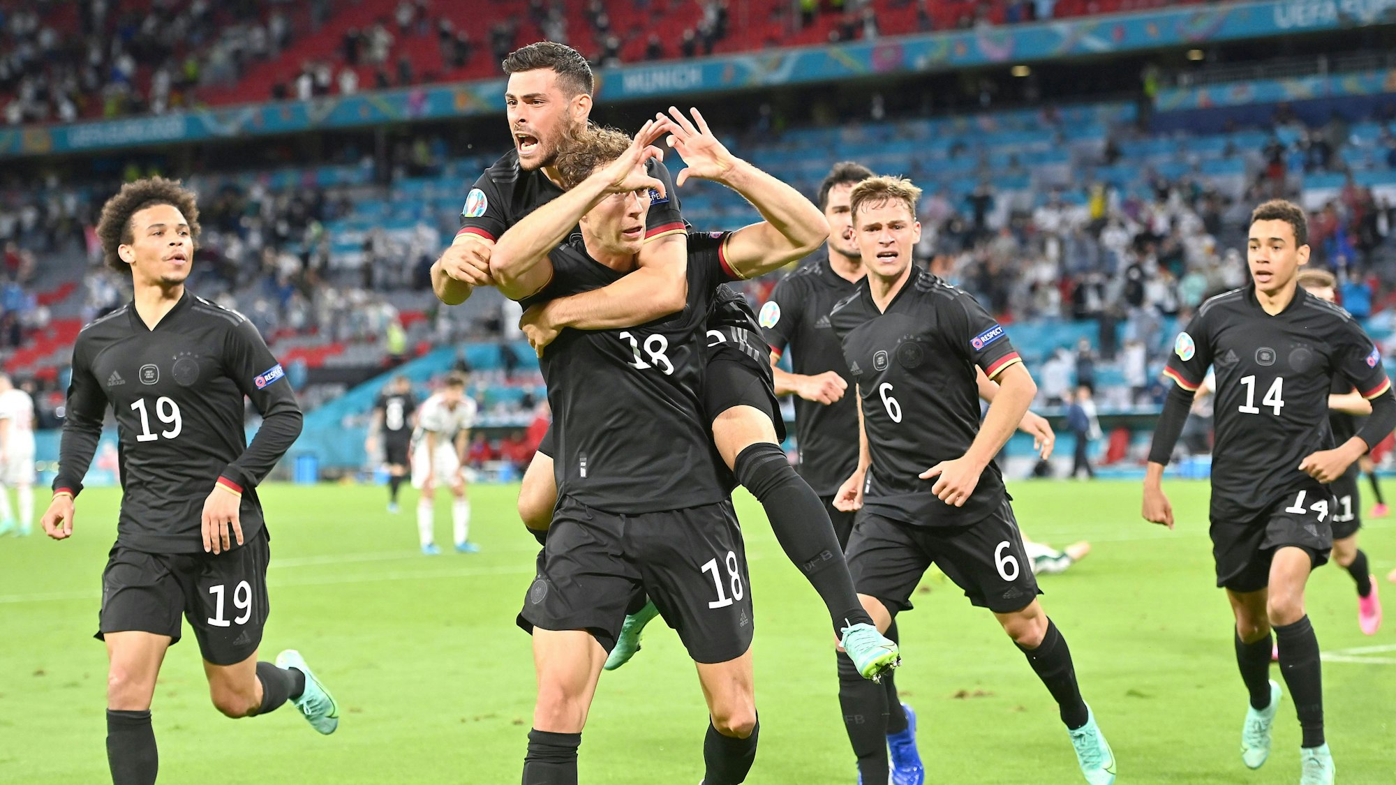 Kevin Volland beim euphorischen Jubel mit DFB-Torschütze Leon Goretzka im EM-Spiel zwischen Deutschland und Ungarn.