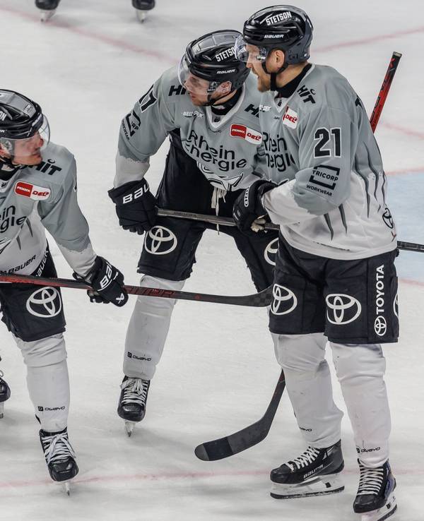 Alexandre Grenier (l-r), Justin Schütz, Jan Luca Sennhenn und Juhani Tyrväinen von Kölner Haie stehen nach der Niederlage auf dem Eis.