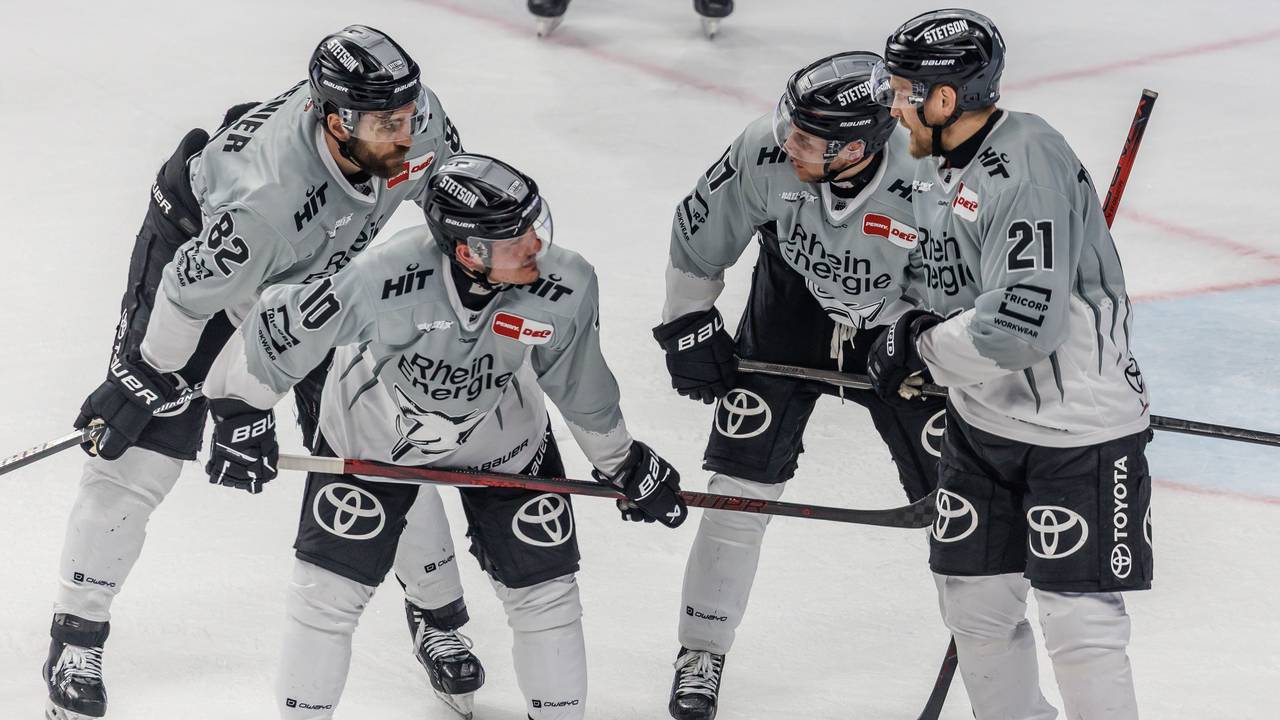 Alexandre Grenier (l-r), Justin Schütz, Jan Luca Sennhenn und Juhani Tyrväinen von Kölner Haie stehen nach der Niederlage auf dem Eis.