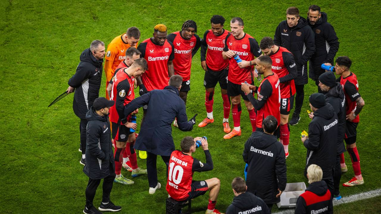 Die Mannschaft von Bayer Leverkusen bildet auf dem Rasen einen Kreis.