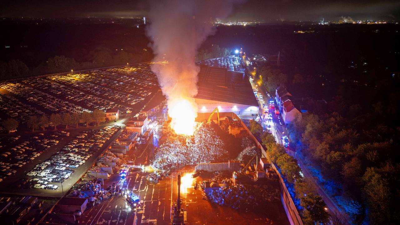 Flammen und Rauch steigen in den nächtlichen Himmel über dem Essener Stadtteil Altenessen. Ein Schrottberg mit einer Fläche von rund 10.000 Quadratmetern und 15 Metern Höhe sei in Brand geraten, sagte ein Sprecher der Feuerwehr am frühen Morgen.