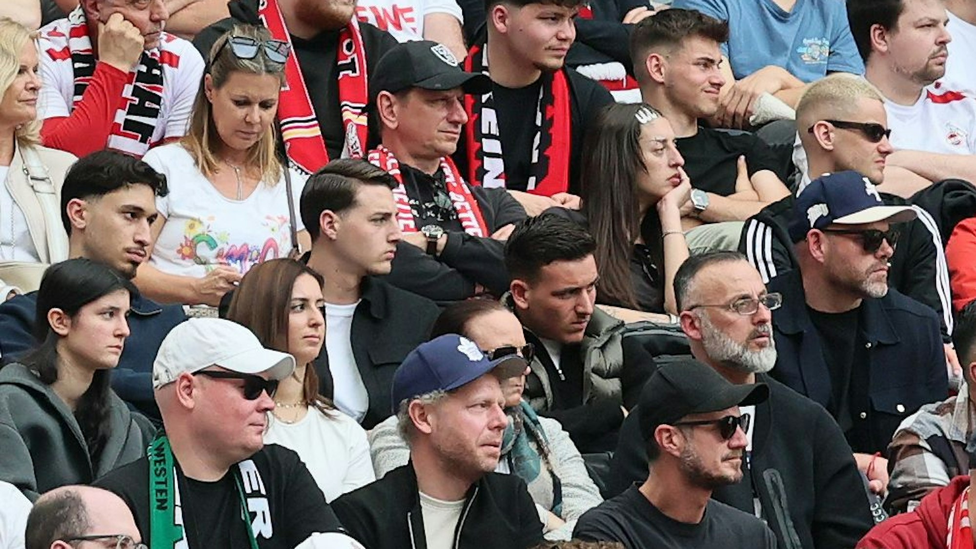 Die Brüder Malek und Said El Mala schauen sich das FC-Spiel gegen Preußen Münster im Rhein-Energie-Stadion an.