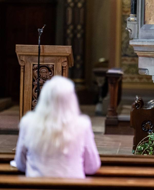 Ein Bild von Papst Franziskus steht am 21. April 2025 in der St. Johannes Basilika in Berlin. Aus der ganzen Welt gab es Beileids-Bekundungen und Reaktionen auf den Tod des Papstes.