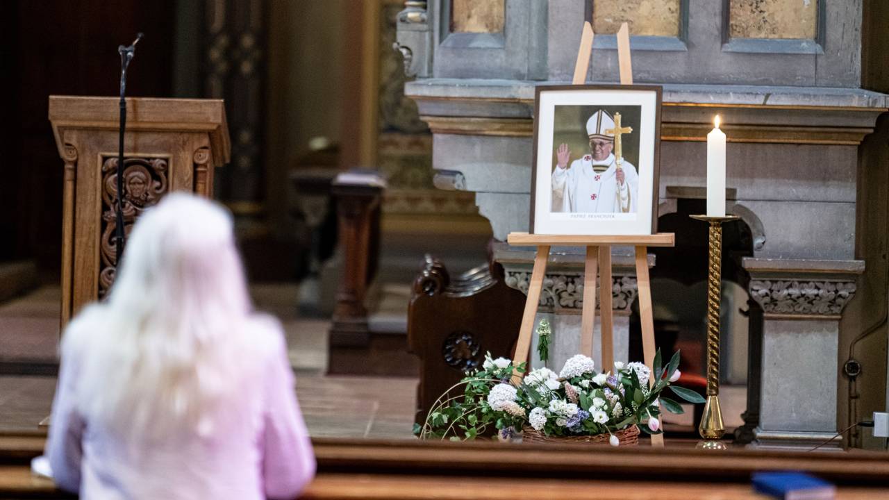 Ein Bild von Papst Franziskus steht am 21. April 2025 in der St. Johannes Basilika in Berlin. Aus der ganzen Welt gab es Beileids-Bekundungen und Reaktionen auf den Tod des Papstes.