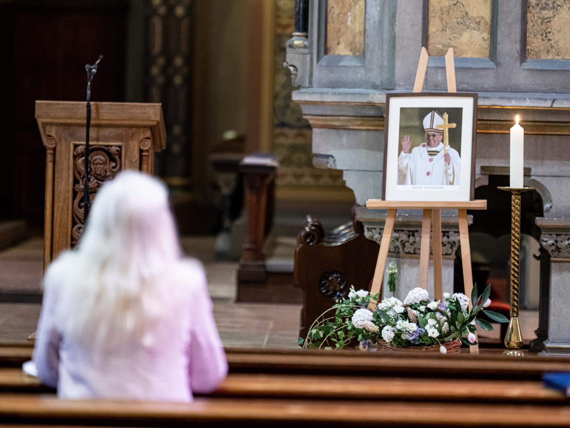 Ein Bild von Papst Franziskus steht am 21. April 2025 in der St. Johannes Basilika in Berlin. Aus der ganzen Welt gab es Beileids-Bekundungen und Reaktionen auf den Tod des Papstes.