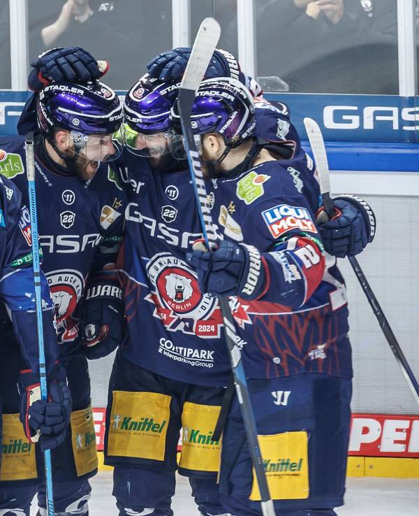 Berlins Yannick Veilleux (3.v.l) jubelt mit Teamkollegen nach seinem Treffer zum 5:0.