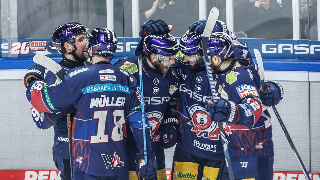 Berlins Yannick Veilleux (3.v.l) jubelt mit Teamkollegen nach seinem Treffer zum 5:0.