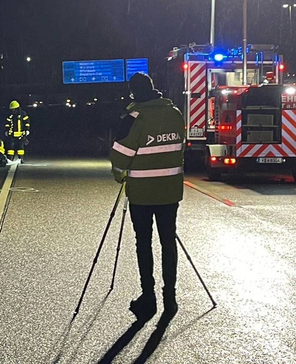 Einsatzkräfte der Polizei und Feuerwehr sind an der Unfallstelle auf der Autobahn.