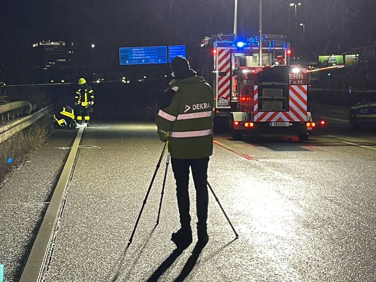 Einsatzkräfte der Polizei und Feuerwehr sind an der Unfallstelle auf der Autobahn.