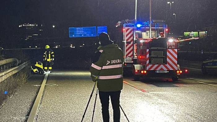 Einsatzkräfte der Polizei und Feuerwehr sind an der Unfallstelle auf der Autobahn.