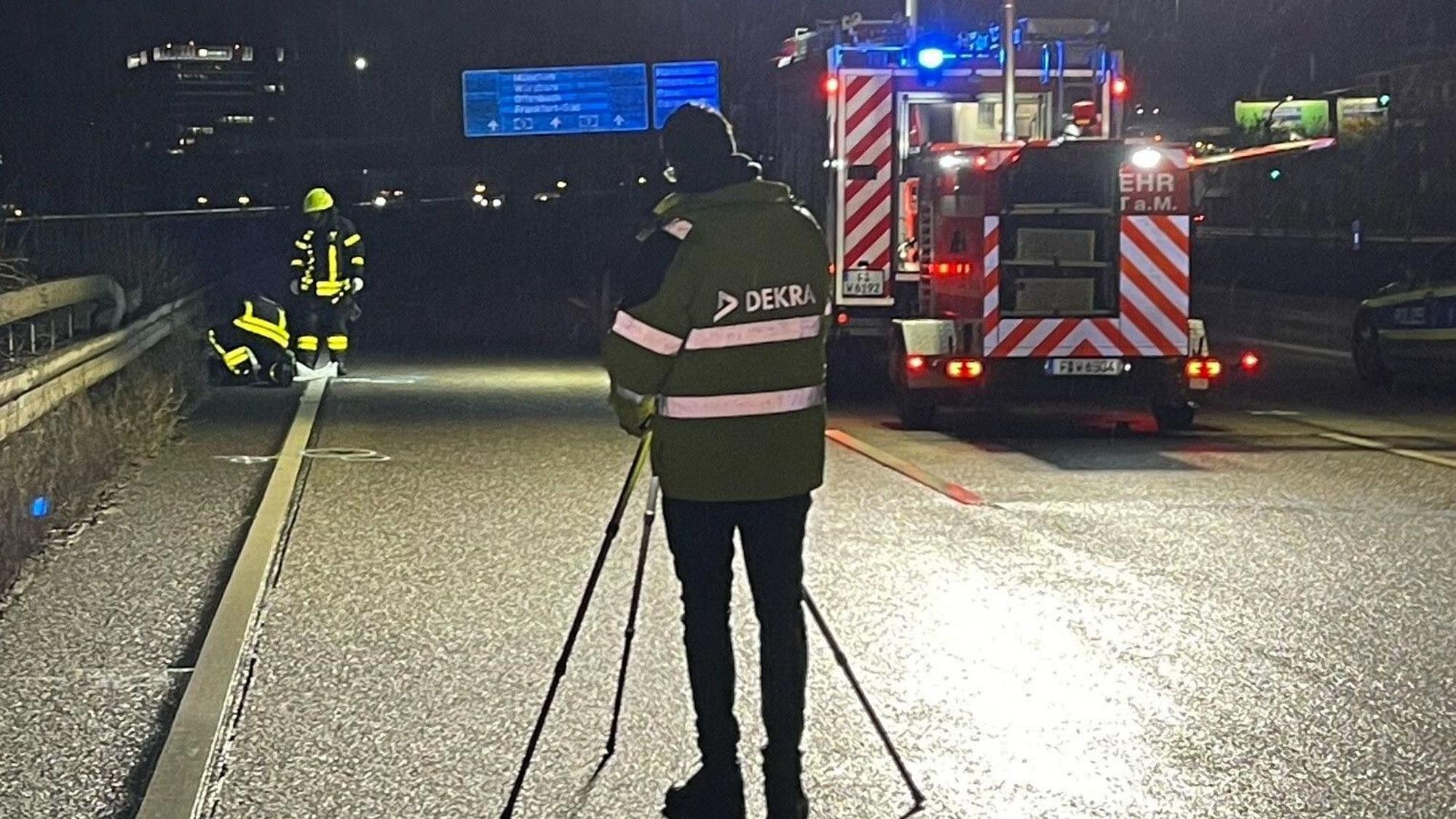 Einsatzkräfte der Polizei und Feuerwehr sind an der Unfallstelle auf der Autobahn.