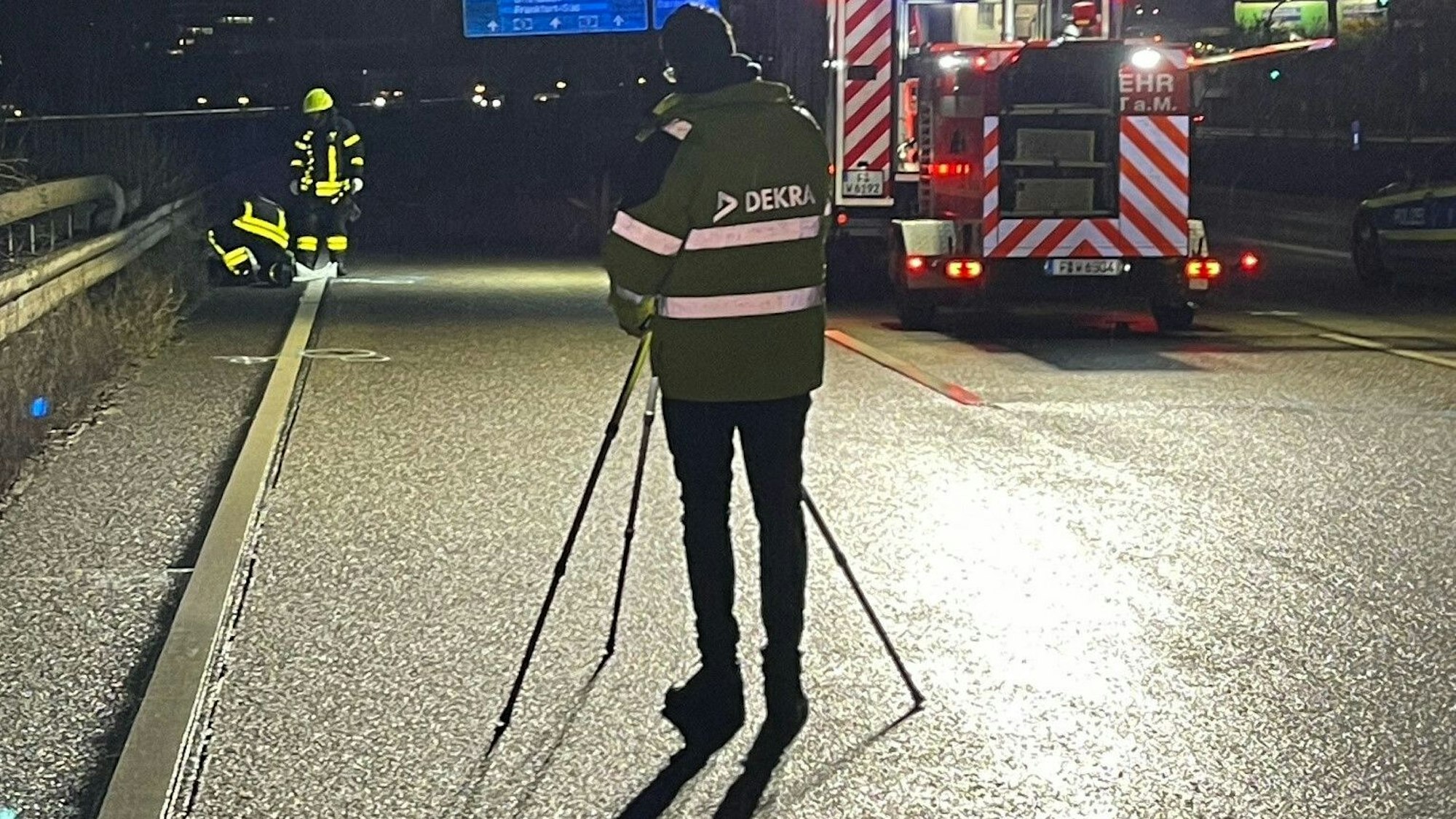 Einsatzkräfte der Polizei und Feuerwehr sind an einer Unfallstelle auf der Autobahn.