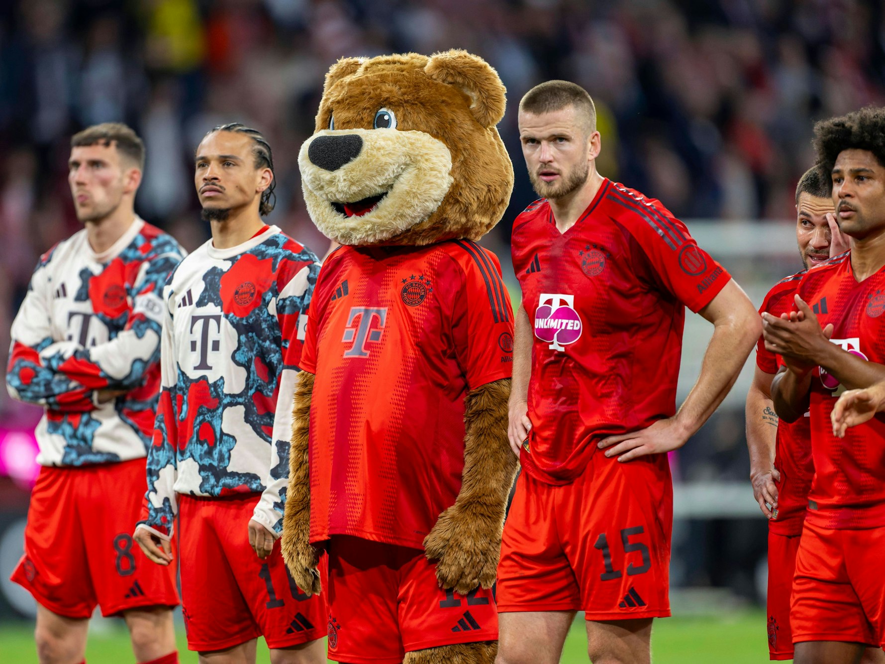 Maskottchen Bernie und Eric Dier nach dem Dortmund-Spiel-