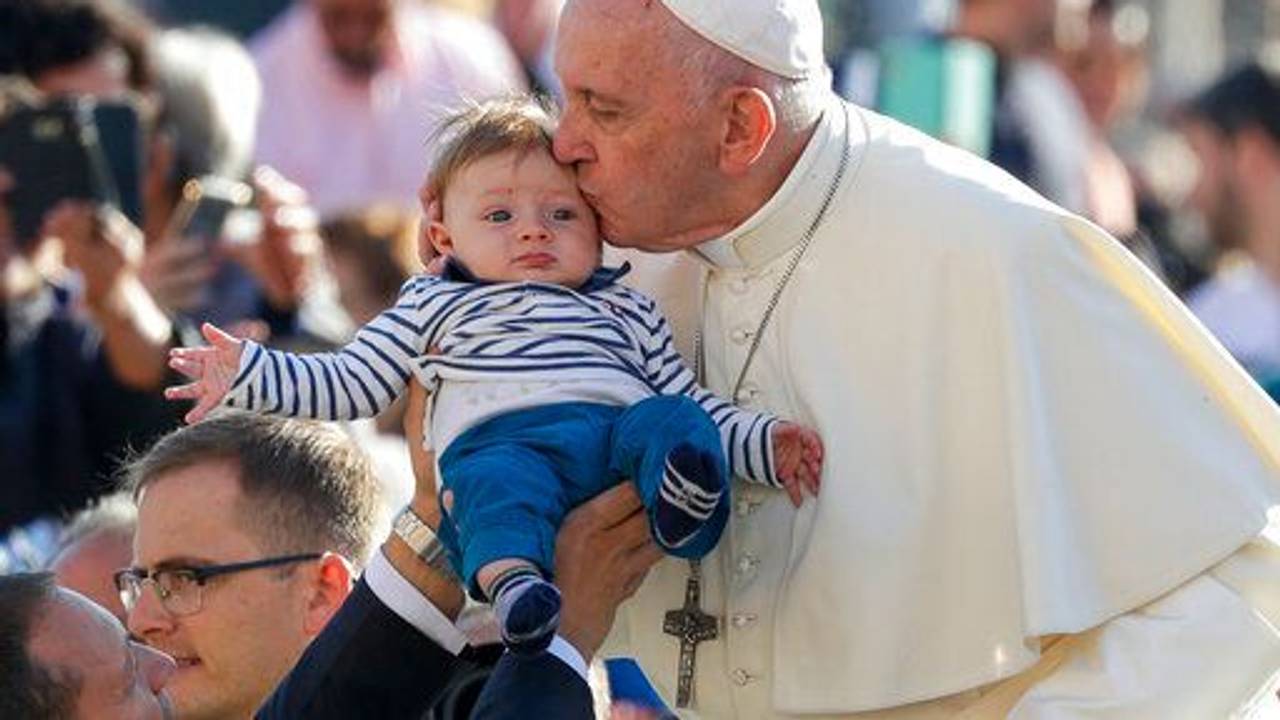 Papst Franziskus, das Oberhaupt von weltweit 1,4 Milliarden Katholiken, starb am Montag im Alter von 88 Jahren, wie der Vatikan mitteilte.