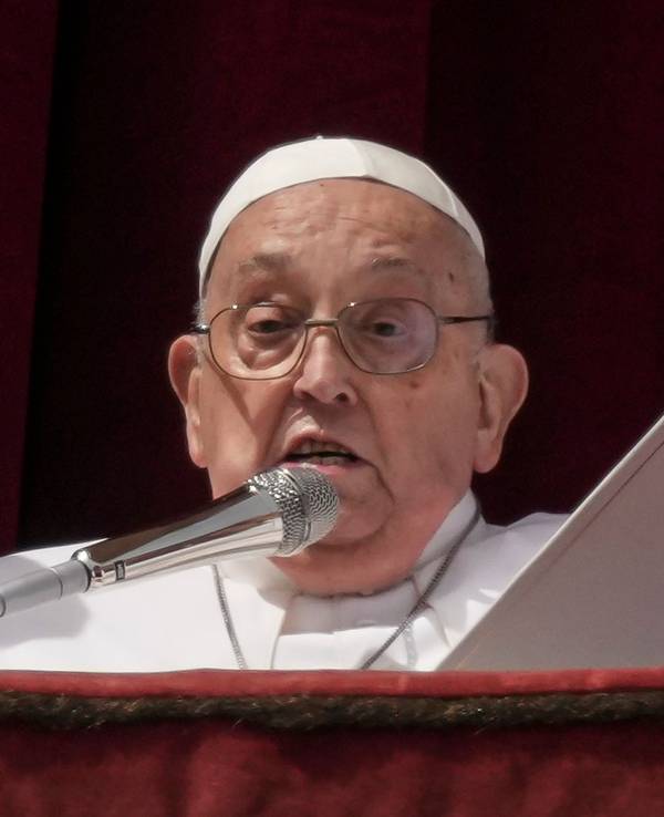 Mit schwacher Stimme und von seiner Krankheit gezeichnet erteilt Papst Franziskus den Segen Urbi et Orbi (Der Stadt und der Welt) in der zentralen Loge des Petersdoms zum Abschluss der von Kardinal Comastri geleiteten Ostermesse auf dem Petersplatz im Vatikan. Es war sein letzter öffentlicher Auftritt.