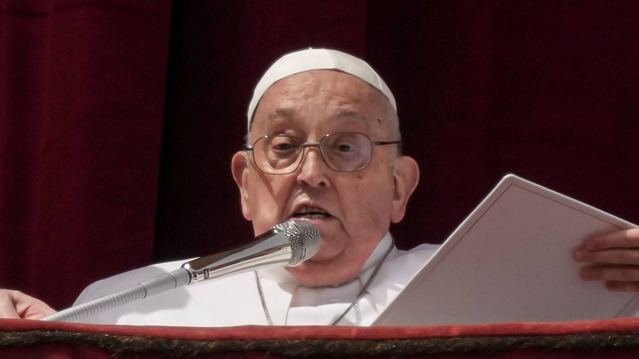 Mit schwacher Stimme und von seiner Krankheit gezeichnet erteilt Papst Franziskus den Segen Urbi et Orbi (Der Stadt und der Welt) in der zentralen Loge des Petersdoms zum Abschluss der von Kardinal Comastri geleiteten Ostermesse auf dem Petersplatz im Vatikan. Es war sein letzter öffentlicher Auftritt.