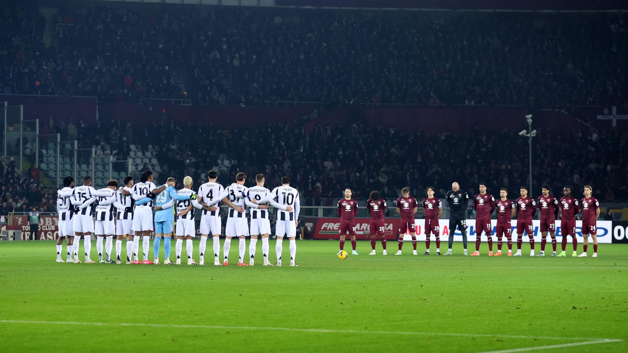 Beim Spiel Juventus Turin gegen FC Turin wird eine Schweigeminute abgehalten.