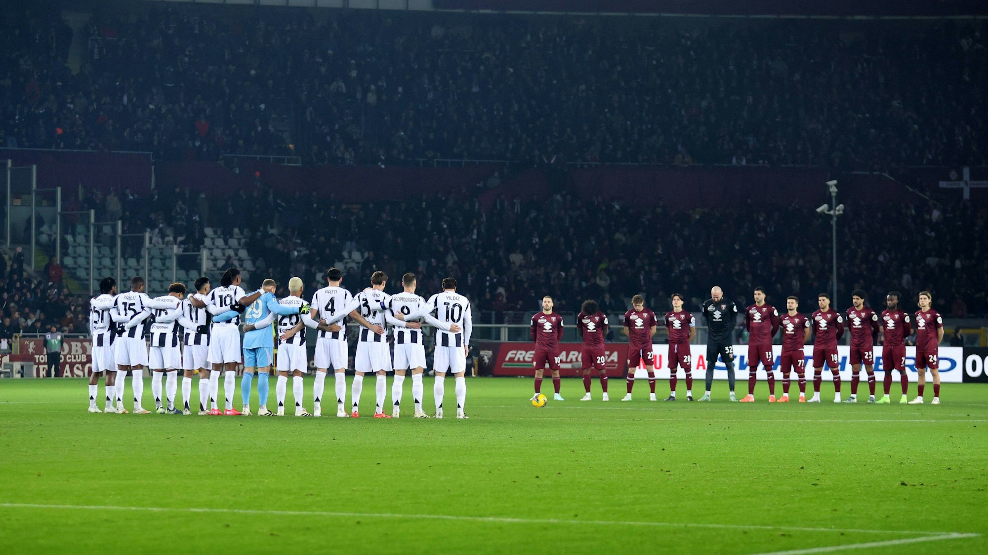 Beim Spiel Juventus Turin gegen FC Turin wird eine Schweigeminute abgehalten.