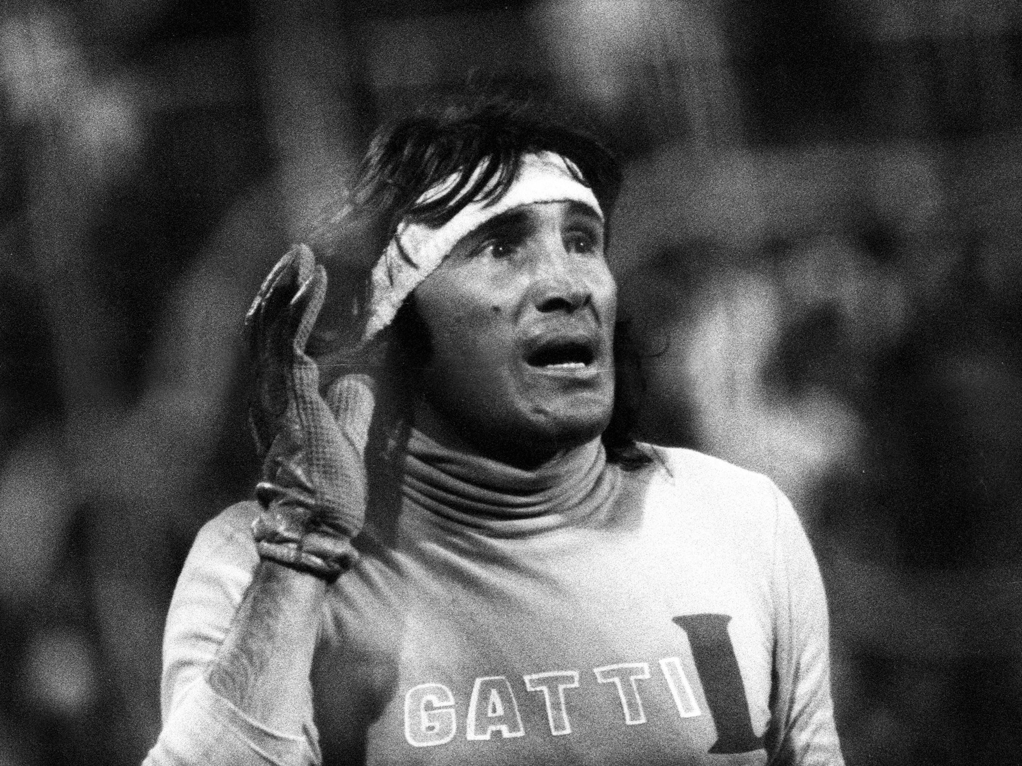 Hugo Gatti gestikuliert, er trägt sein Markenzeichen: ein weißes Stirnband.