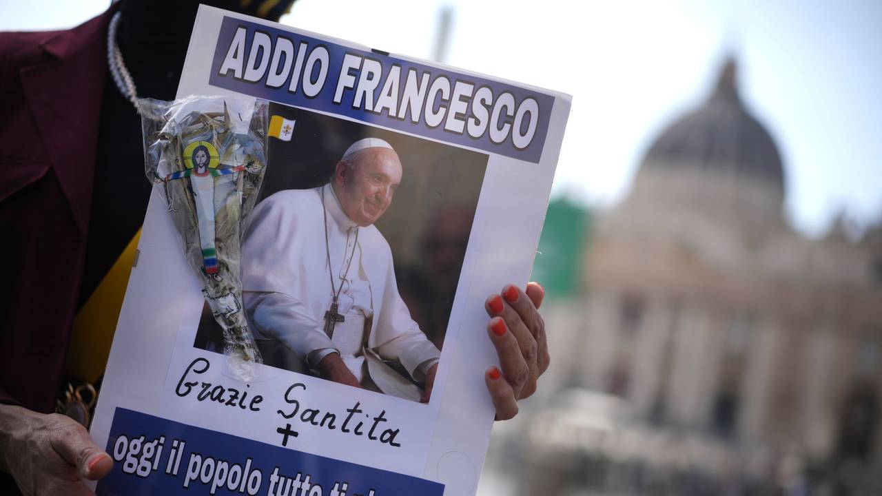 Eine Frau hält ein Bild von Papst Franziskus, auf dem in italienischer Sprache zu lesen ist: "Lebe wohl, Franziskus, danke, Seine Heiligkeit, heute weint das ganze Volk um dich".