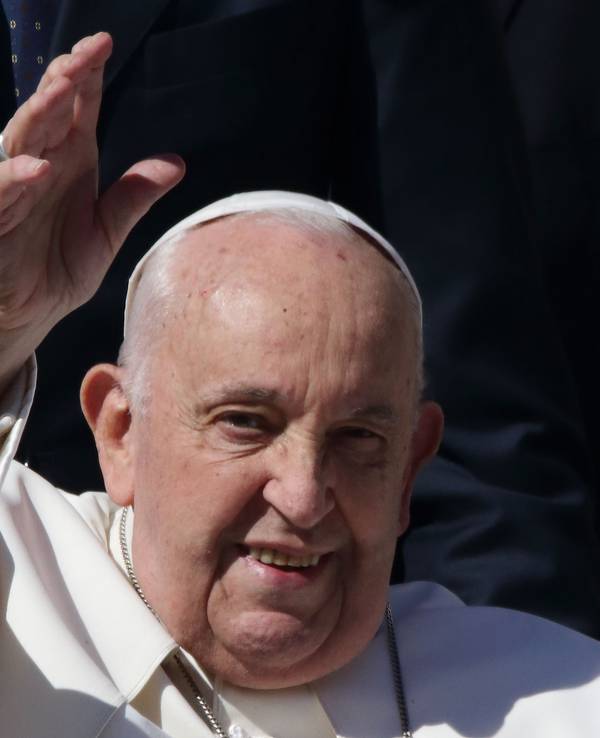 Papst Franziskus winkt in die Kamera