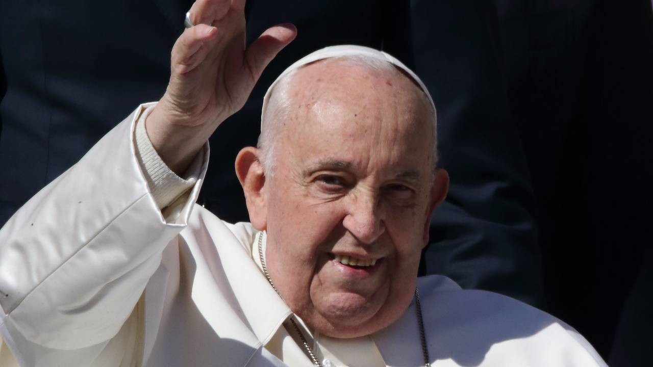 Papst Franziskus winkt in die Kamera