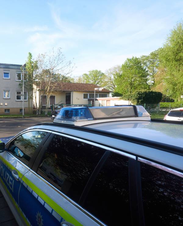 Ein Polizeiwagen steht in der Nähe des Tatorts. Zwei Menschen sind im hessischen Bad Nauheim erschossen worden.