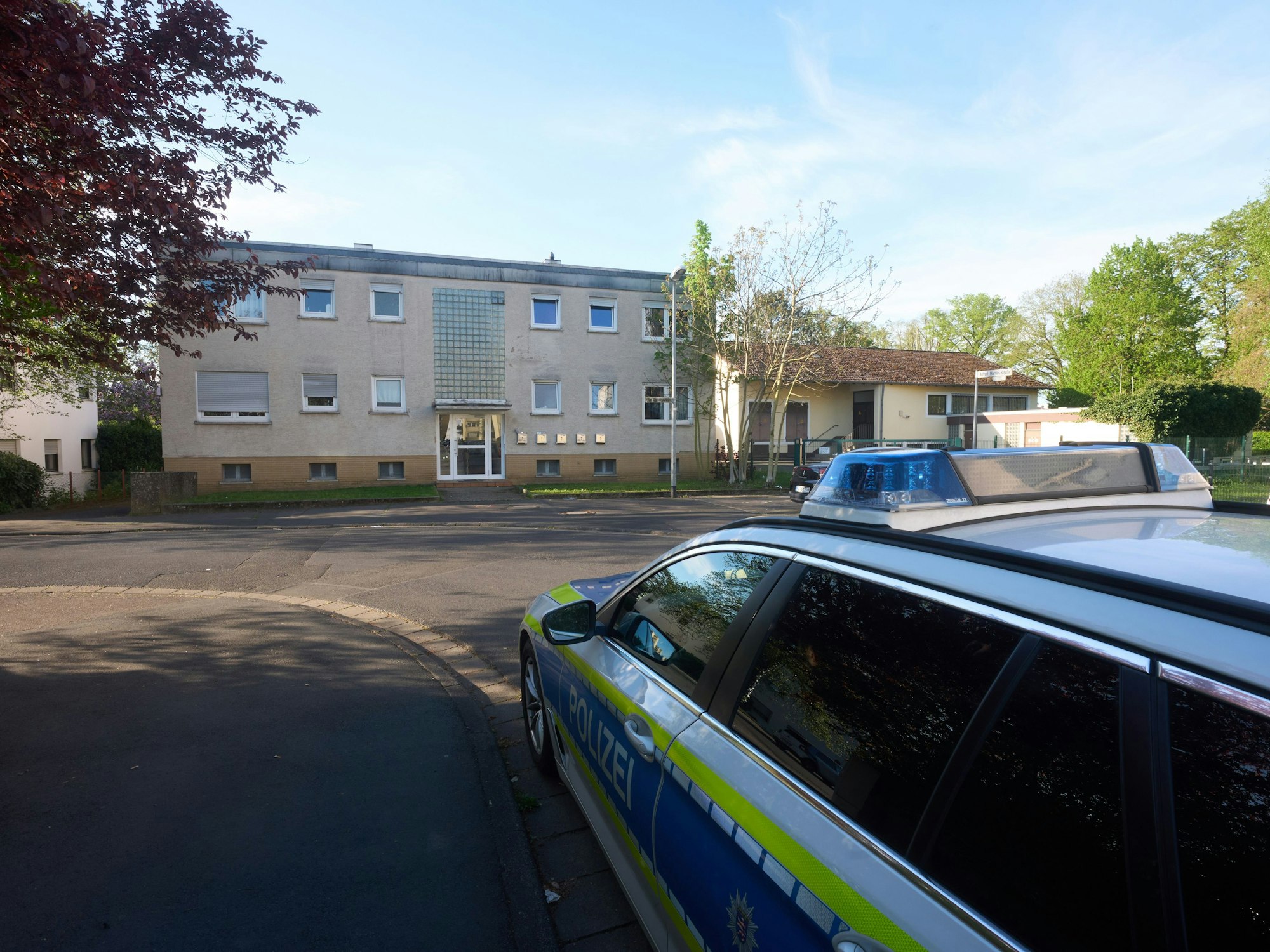 Ein Polizeiwagen steht in der Nähe des Tatorts. Zwei Menschen sind im hessischen Bad Nauheim erschossen worden.