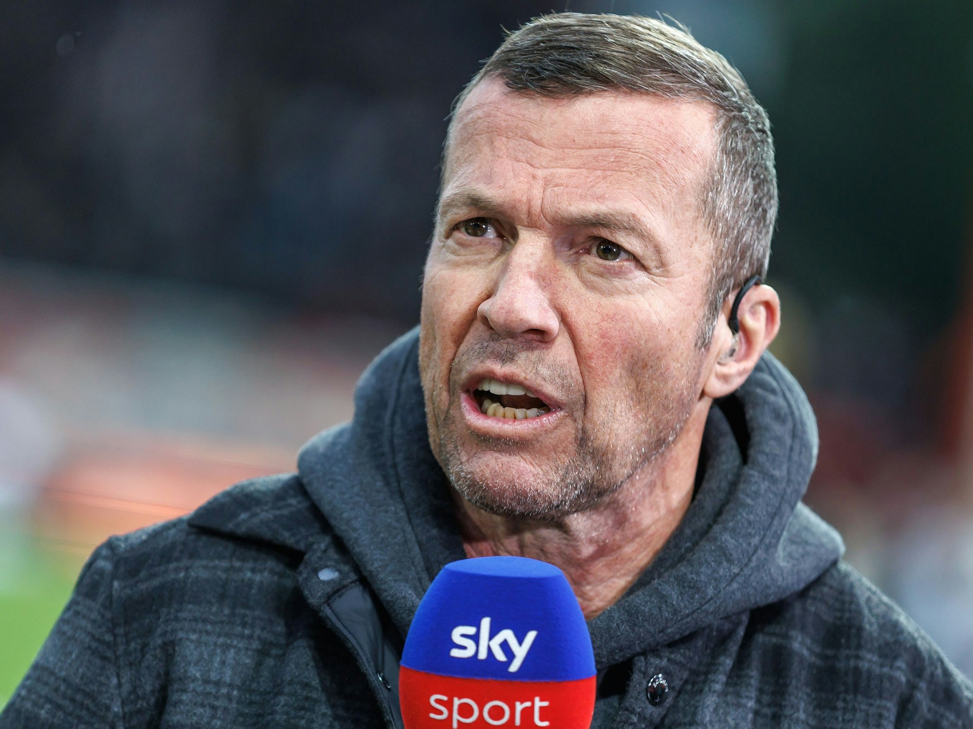 Fußballexperte Lothar Matthäus spricht im Interview vor Spielbeginn.