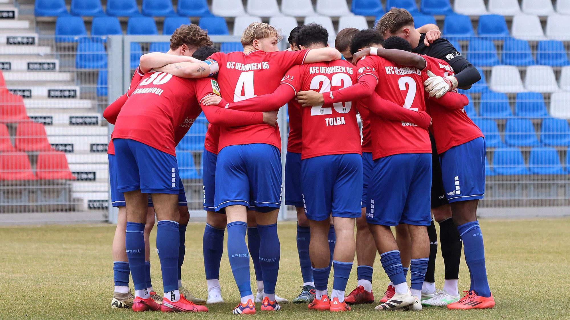 Die Spieler des KFC Uerdingen am 22. Februar 2025 beim Spiel gegen Bocholt im Kreis.