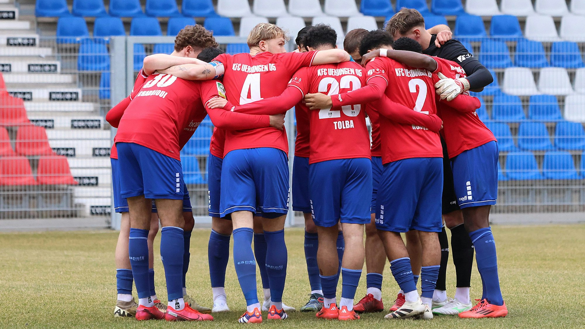 Die Spieler des KFC Uerdingen am 22. Februar 2025 beim Spiel gegen Bocholt im Kreis.