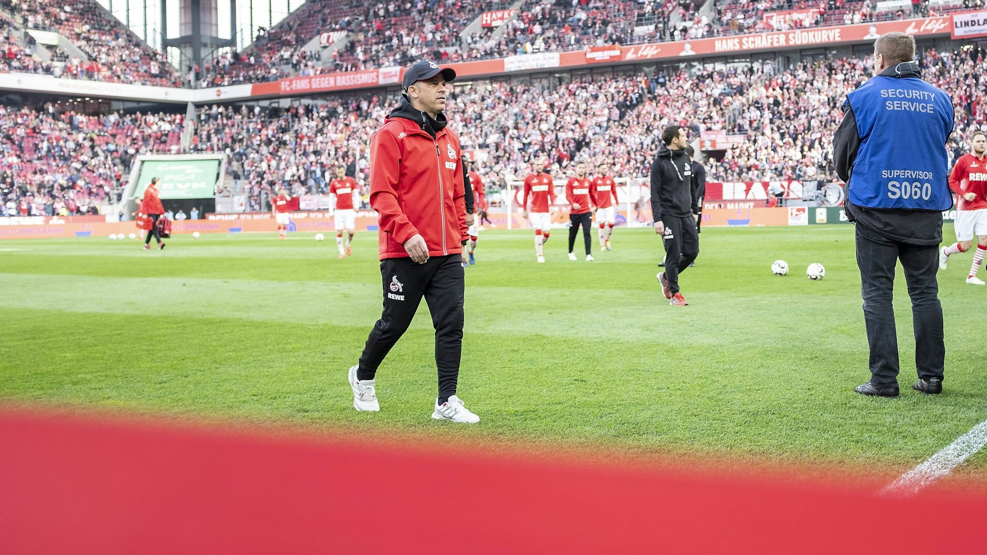 Markus Anfang verlässt nach einer Niederlage mit dem 1. FC Köln den Rasen.