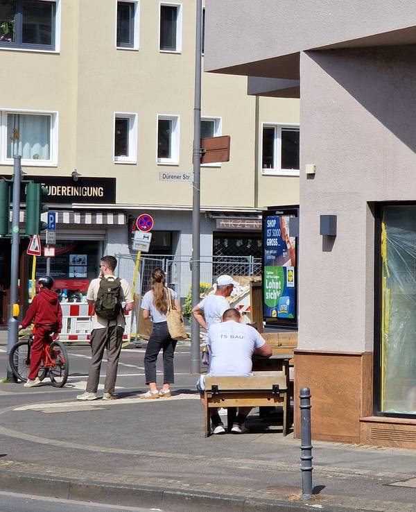 Das geschlossene Ladenlokal auf der Dürener Straße in Köln-Lindenthal, in dem bis Ende März 2025 eine Filiale der Burger-Kette Hans im Glück zu finden war.